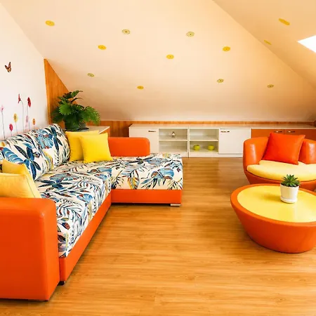 Cozy Mansard Apartment-steps From The Διαμέρισμα