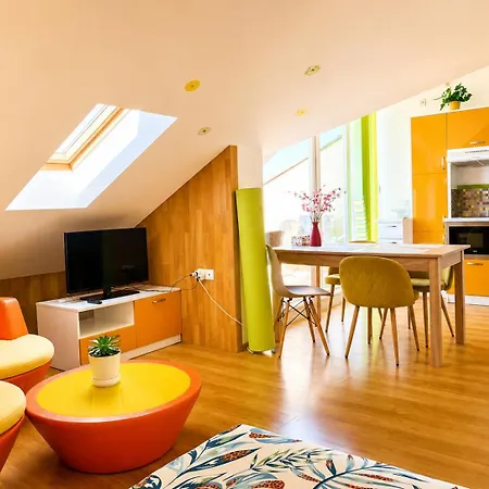 Cozy Mansard Apartment-steps From The *