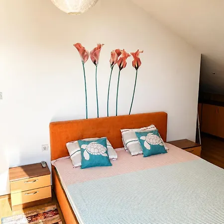 Cozy Mansard Apartment-steps From The Apartmán