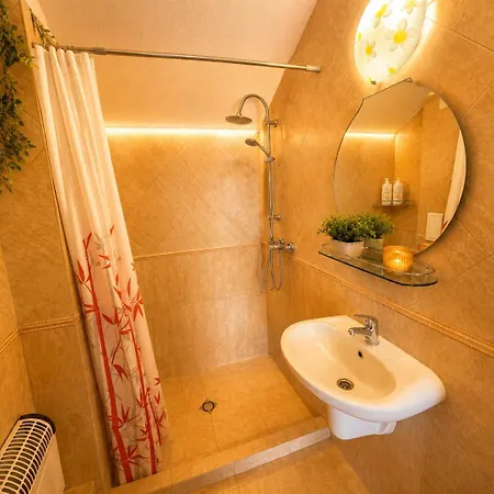 Cozy Mansard Apartment-steps From The Διαμέρισμα *