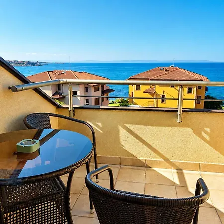 Cozy Mansard Apartment-steps From The Διαμέρισμα *